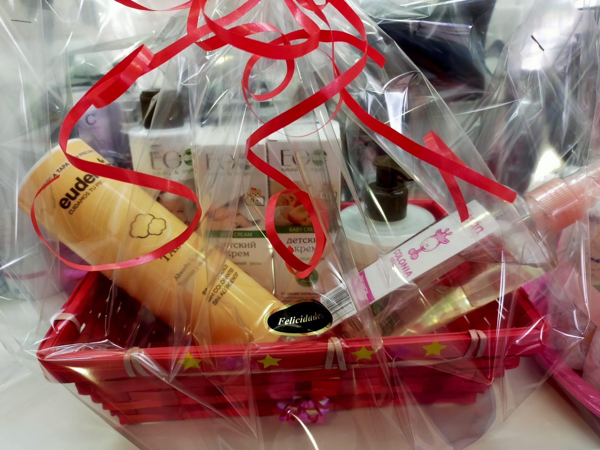 Preparamos tu pedido en una cesta para regalo